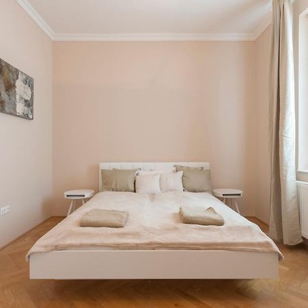 Opera & Basilica 2 Bedrooms With Balcony ブダペスト エクステリア 写真