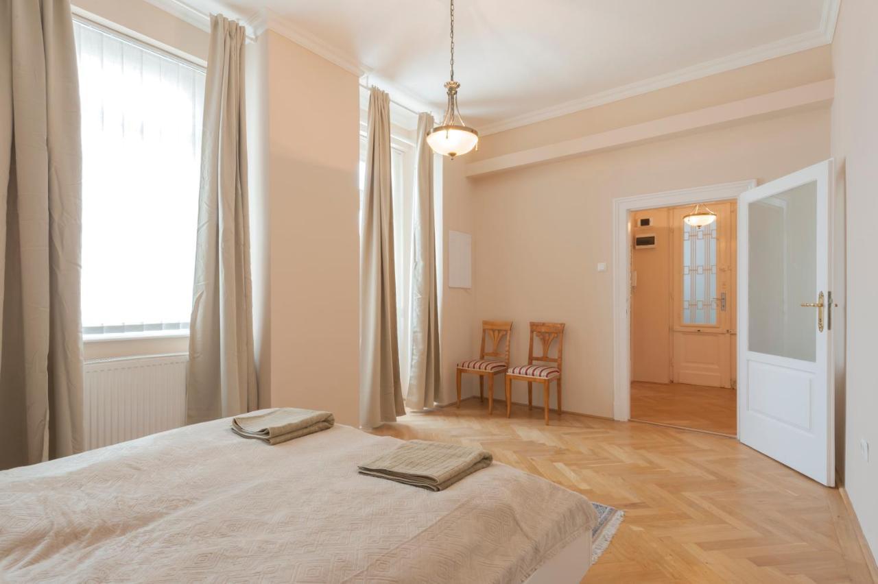 Opera & Basilica 2 Bedrooms With Balcony ブダペスト エクステリア 写真