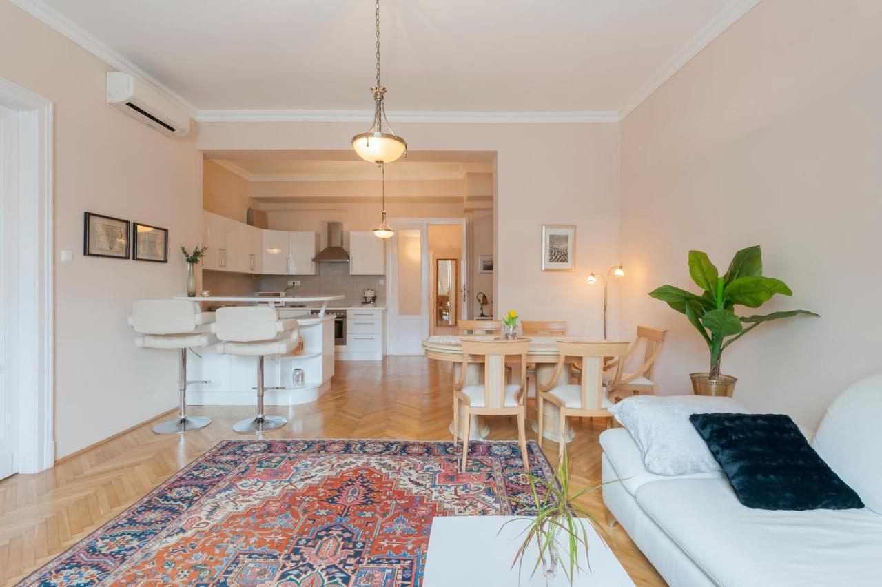 Opera & Basilica 2 Bedrooms With Balcony ブダペスト エクステリア 写真