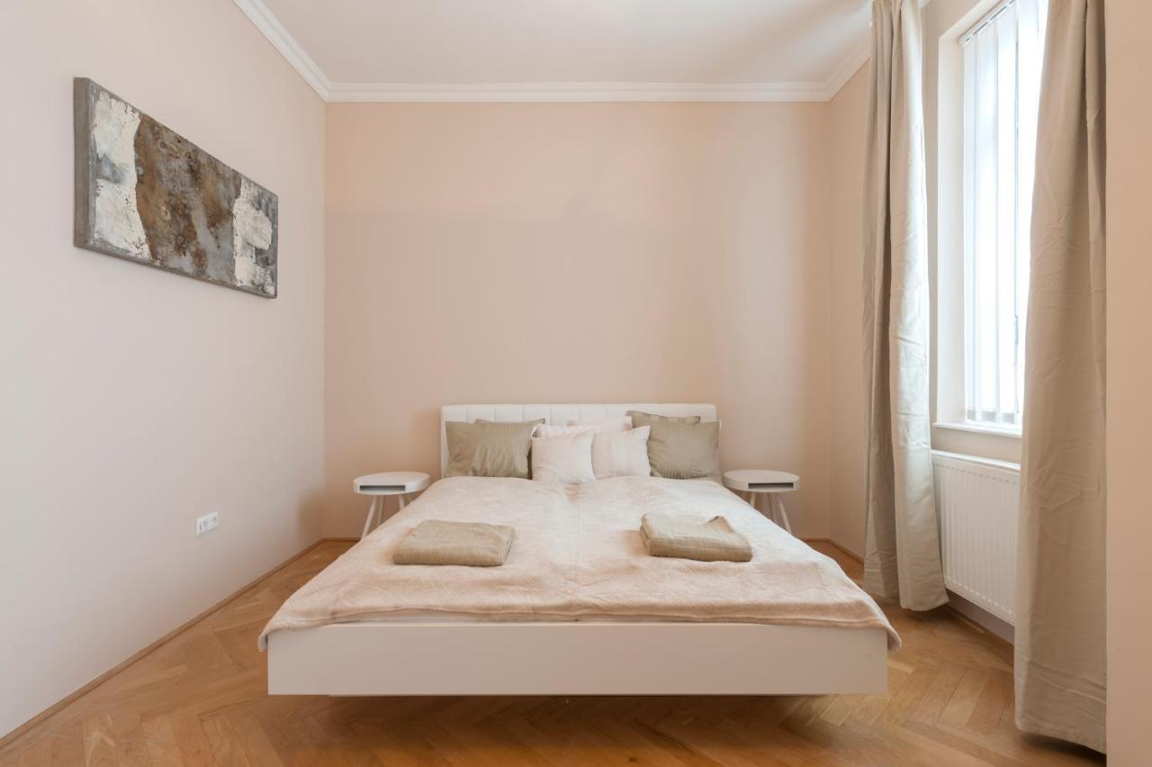 Opera & Basilica 2 Bedrooms With Balcony ブダペスト エクステリア 写真