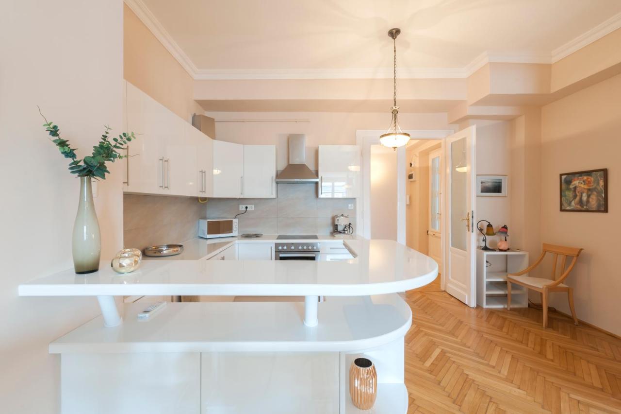 Opera & Basilica 2 Bedrooms With Balcony ブダペスト エクステリア 写真