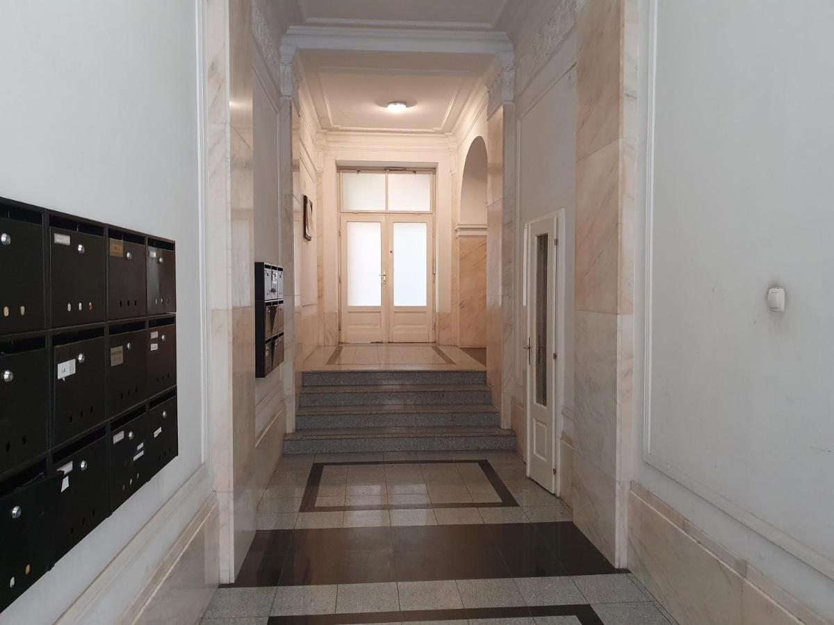 Opera & Basilica 2 Bedrooms With Balcony ブダペスト エクステリア 写真