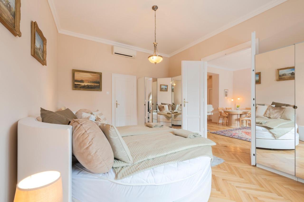 Opera & Basilica 2 Bedrooms With Balcony ブダペスト エクステリア 写真