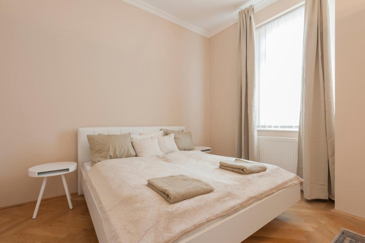 Opera & Basilica 2 Bedrooms With Balcony ブダペスト エクステリア 写真