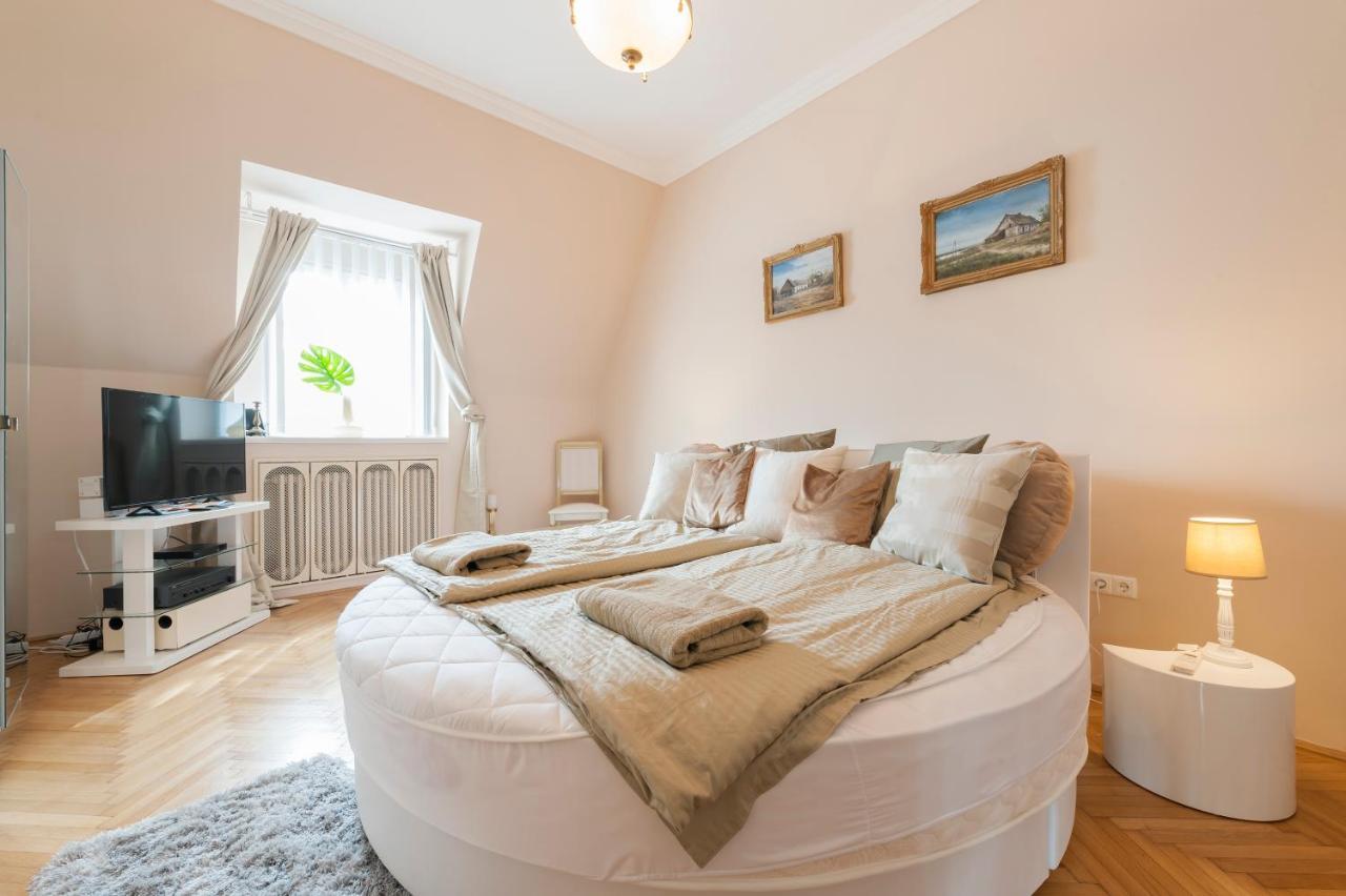 Opera & Basilica 2 Bedrooms With Balcony ブダペスト エクステリア 写真